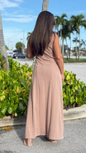 Load image into Gallery viewer, Sleeveless Cape And Pants Set
