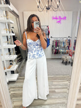 Load image into Gallery viewer, Blue Floral Print Top And Palazzo Pants Set
