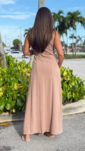 Load image into Gallery viewer, Sleeveless Cape And Pants Set

